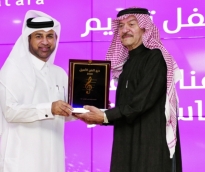 مدير عام كتارا يسلم الفنان العراقي درع الفن الأصيل