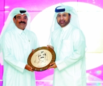 د. خالد السليطي يتوج صقر صالح بدرع الفن الأصيل
