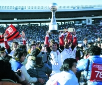 زيكو يرفع كأس بطولة 1981