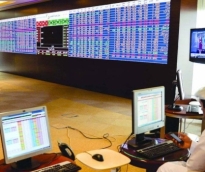 مستثمر يتابع شاشة تداولات الأسهم 