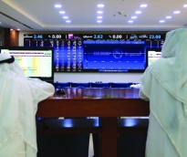 مساهمون يتابعون حركة التداولات 