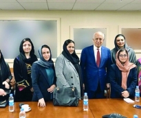 المبعوث الأمريكي زلماي خليل زاده مع سيدات أعمال أفغانيات