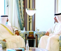 وزير الخارجية مع الأمين العام لمجلس التعاون