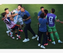 بالفيديو| منتخب الأرجنتين حاول إفساد فرحة إسبانيا بكأس العالم.. هكذا اندلعت الاشتباكات