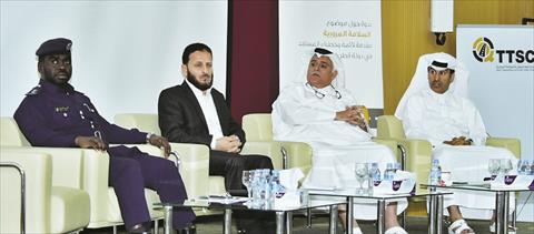  المتحدثون خلال الندوة