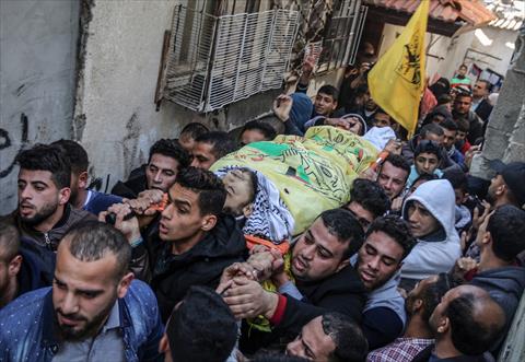                                         شارك في مسيرة التشييع العشرات من مسلحي فصائل المقاومة                                    