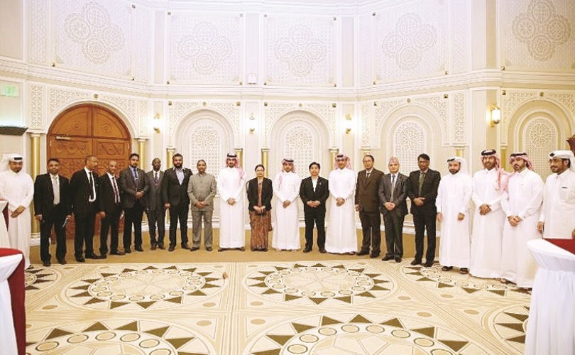 صورة جماعية لمسؤولي التنمية الادارية مع الملحقين العماليين