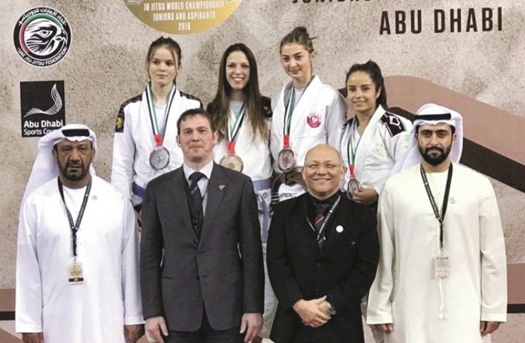 مسؤولون أماراتيون مع لاعبي المنتخب الإسرائيلي