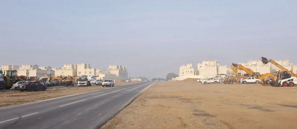 وقوف الشاحنات وسط الأحياء