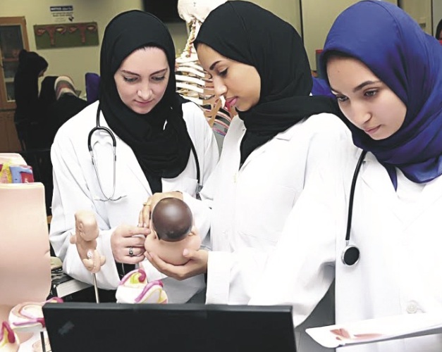 عدد من طالبات كلية الطب