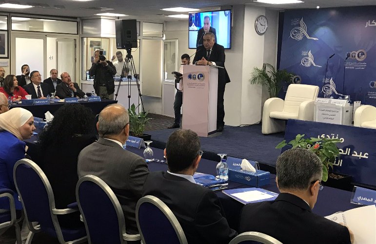 الدكتور أمين محمود مخاطبا مجتمع شومان للبحث العلمي