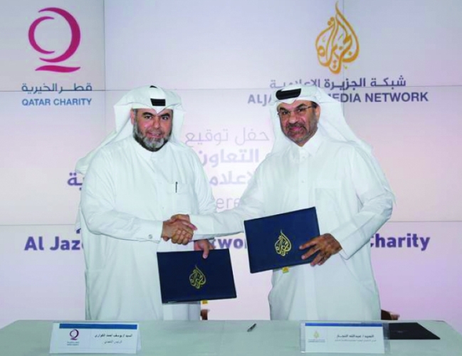 عبدالله النجار ويوسف الكواري بعد توقيع المذكرة