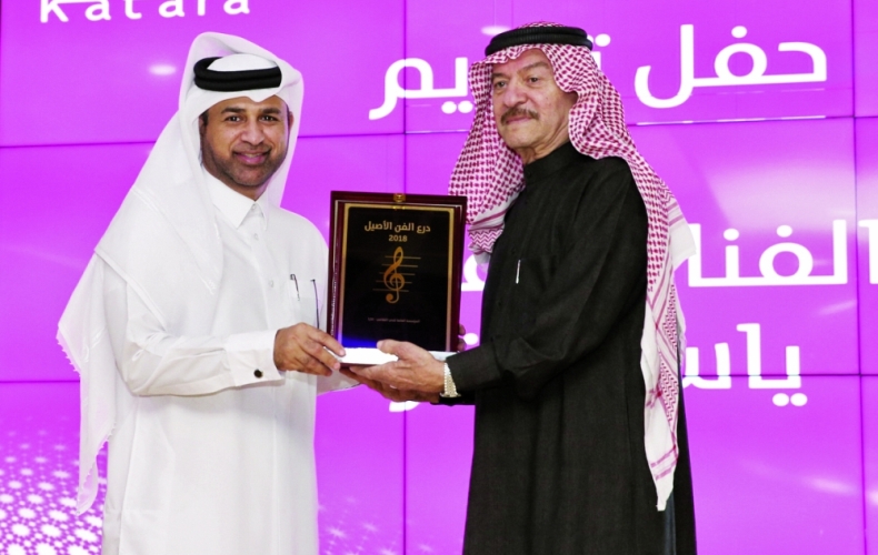 مدير عام كتارا يسلم الفنان العراقي درع الفن الأصيل