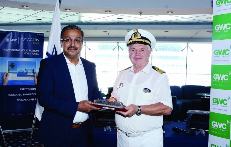  بوبي جورج يسلم قبطان MSC Lirica رافايلي بونتي درع تذكاري