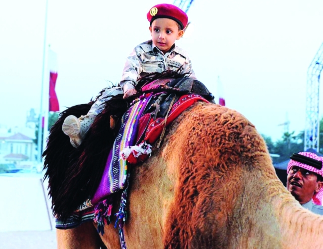                                         الأطفال على ظهور الابل                                    