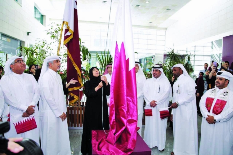 وزيرة الصحة العامة خلال رفعها العلم إيذانا ببدء الاحتفال 