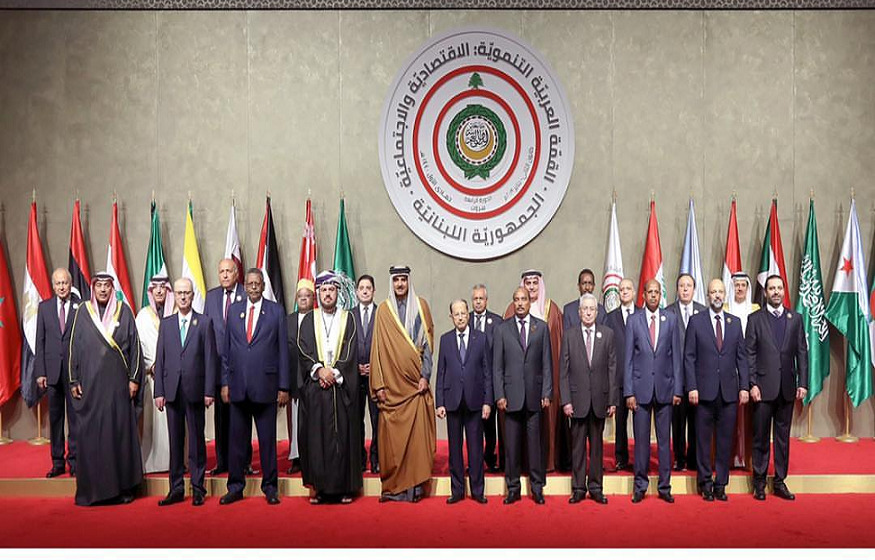 صاحب السمو والرئيس اللبناني يتوسطان القيادات المشاركة في القمة