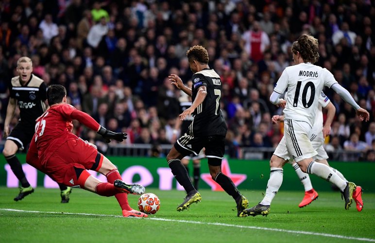                                         أياكس يلحق بريال مدريد هزيمة تاريخية ويقصيه من البطولة                                    
