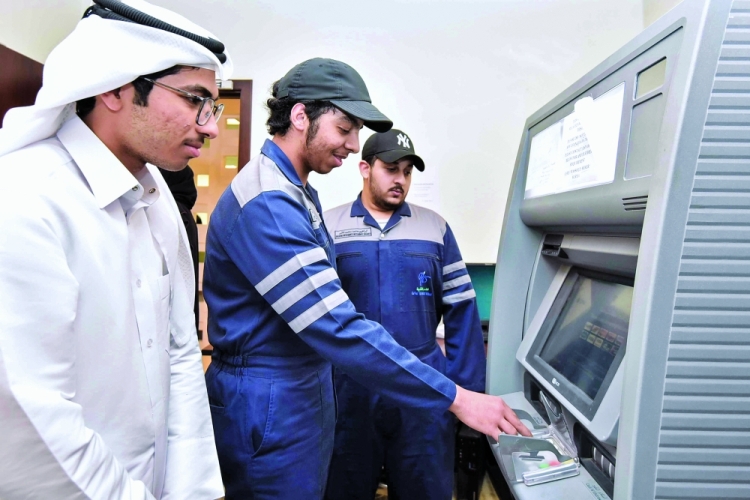 طلاب يستخدمون اجهزة QNB
