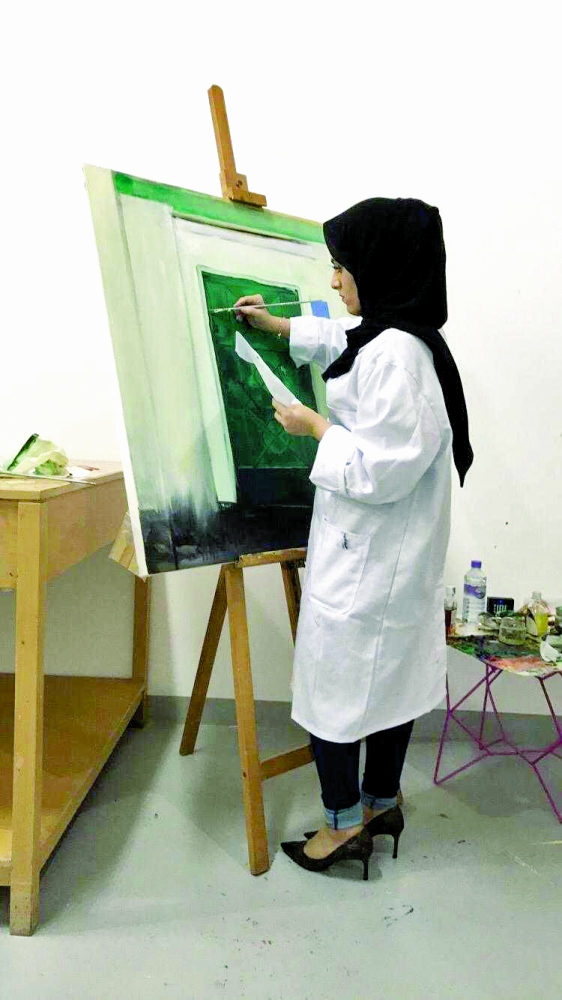                                         الفنانة التشكيلية عائشة فخرو                                     