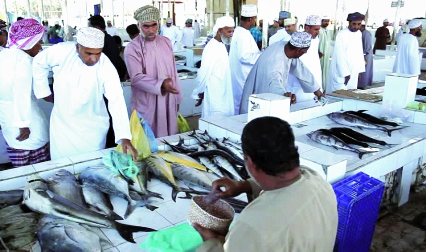 جانب من احدى أسواق الأسماك بسلطنة عمان
