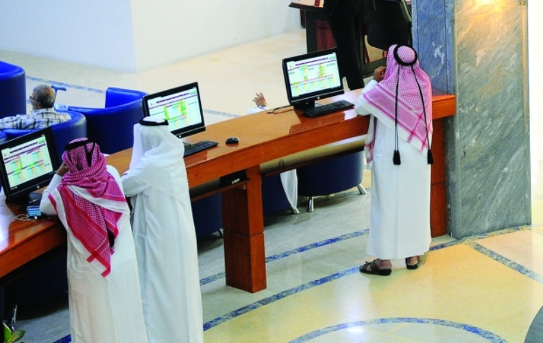 مستثمرون يتابعون حركة تداولات الأسهم