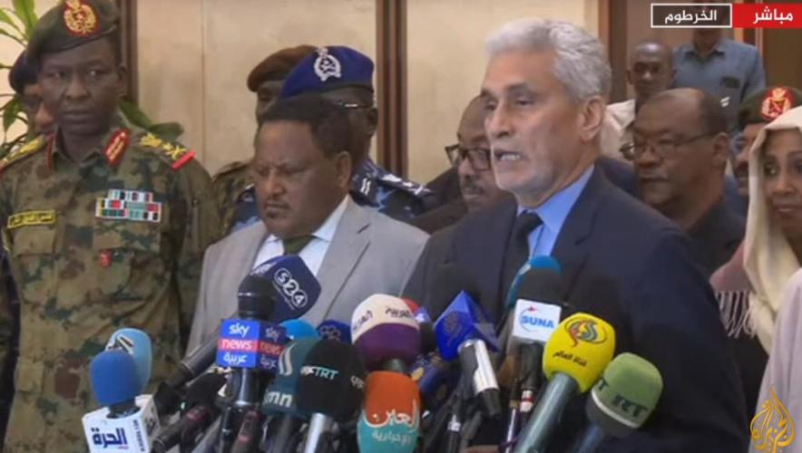                                                                                 ولد لبات خلال إعلانه عن التوقيع على الوثيقة الدستورية                                                                        