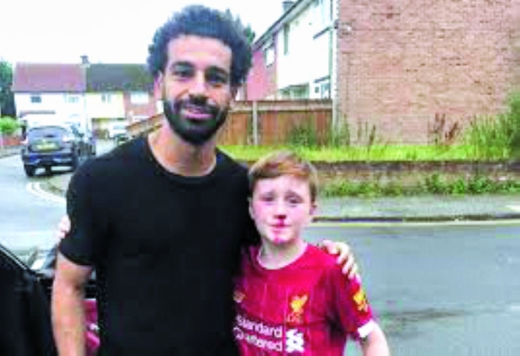 محمد صلاح مع المشجع الصغير