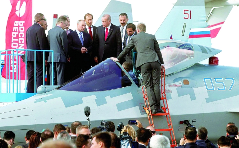 الرئيس أردوغان يتفقد طائرة سخوي 57