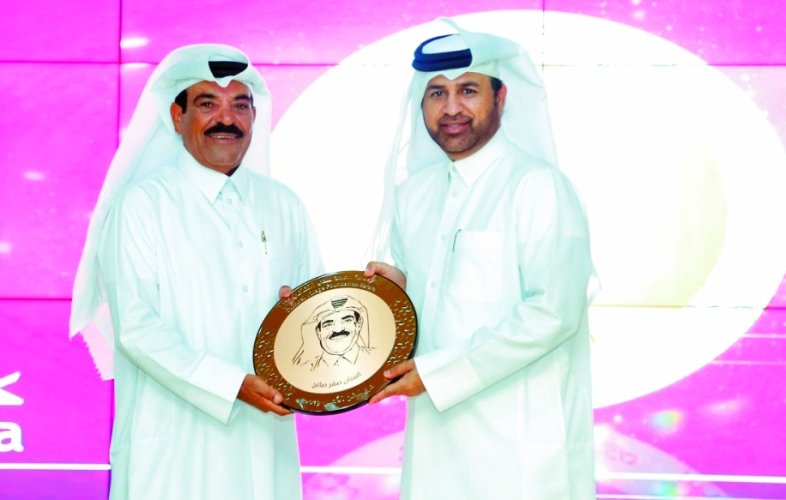 د. خالد السليطي يتوج صقر صالح بدرع الفن الأصيل