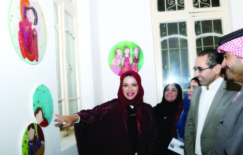 لينا العالي تقدم للحضور أعمال معرضها