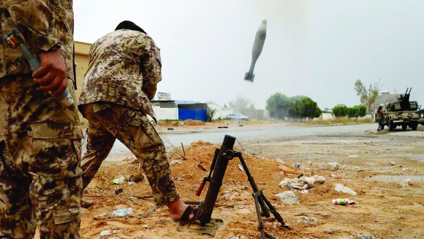 جنديان من قوات حكومة الوفاق خلال مواجهات مع مسلحي حفتر -الجزيرة