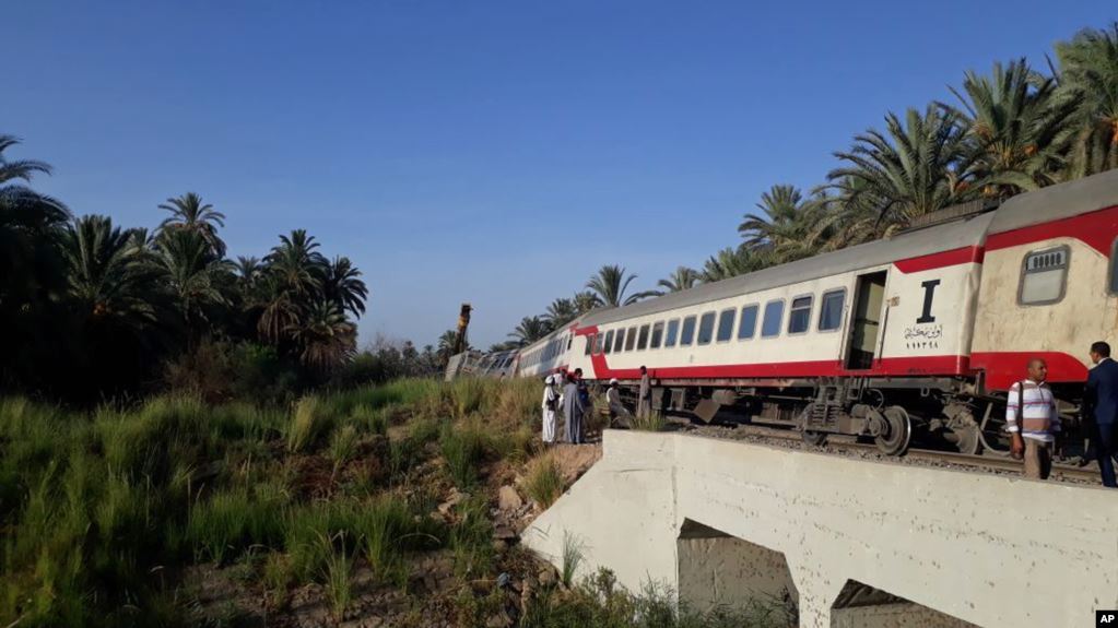 حادث سابق لخروج قطار في مصر عن سكته، أرشيف