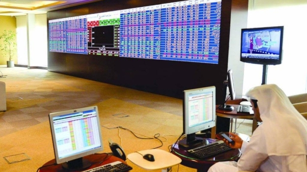 مستثمر يتابع شاشة تداولات الأسهم 