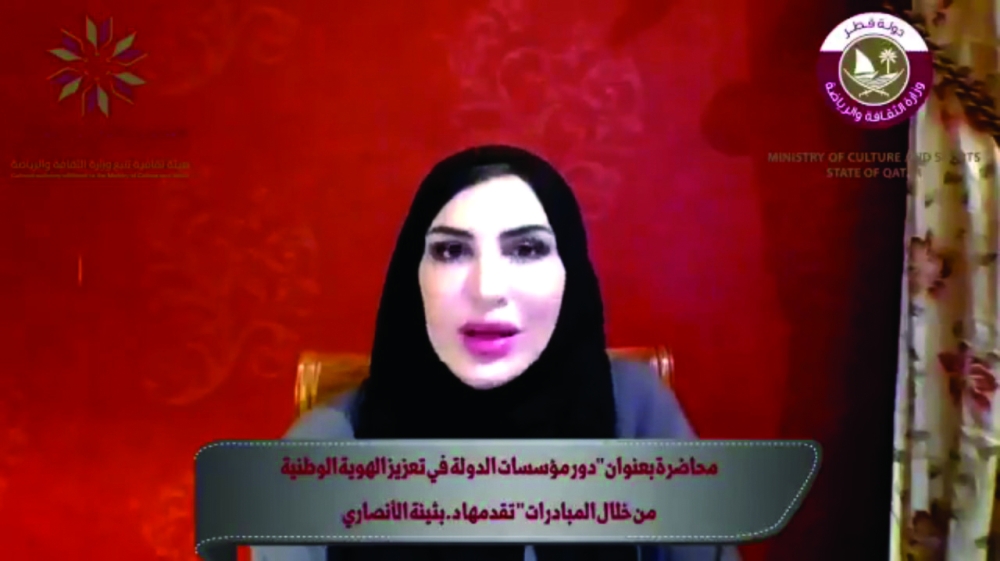  د. بثينة الأنصاري خلال المحاضرة 