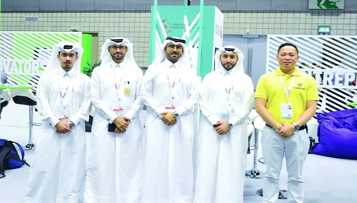 خريجو مؤسسة قطر الذين قاموا بتطوير تطبيق للمعاملات المالية الرقمية للعمال