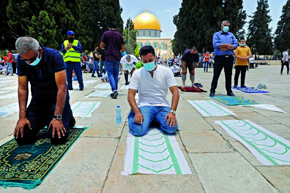 فلسطينيون يؤدون الجمعة في الأقصى - ا ف ب