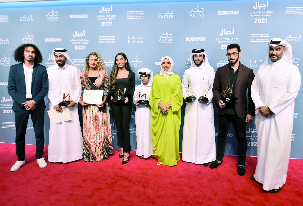 فاطمة الرميحي تتوسط الفائزين