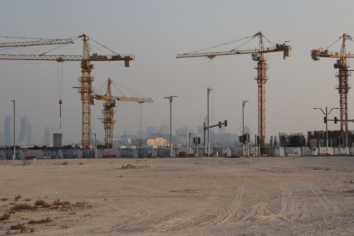 العمل تدعو إلى توقف الرافعات العملاقة في حال شدة سرعة الرياح