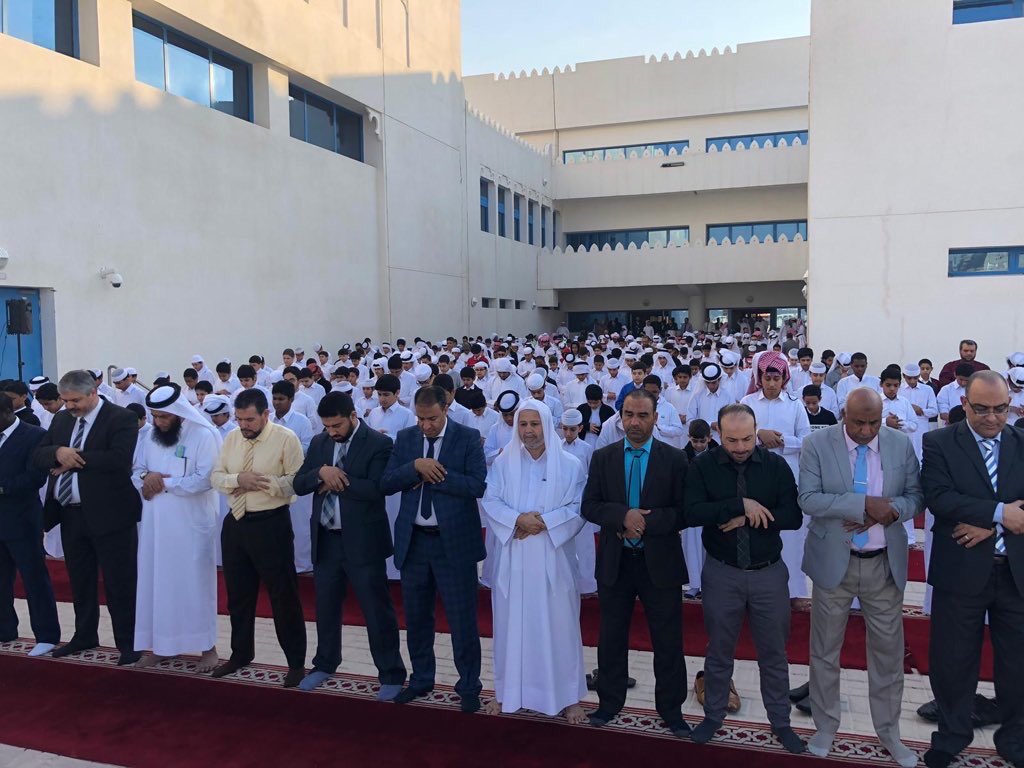 معلمون يتصدرون الطلاب في الصلاة