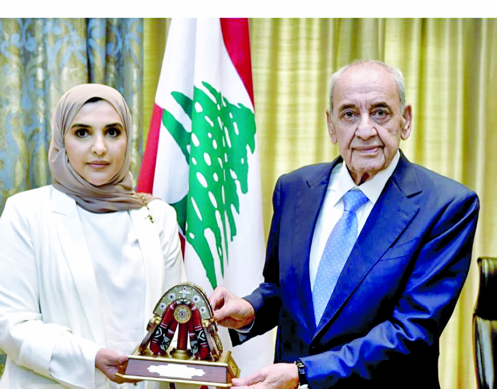  نبيه بري ومريم العطية يتبادلان الهدايا التذكارية 