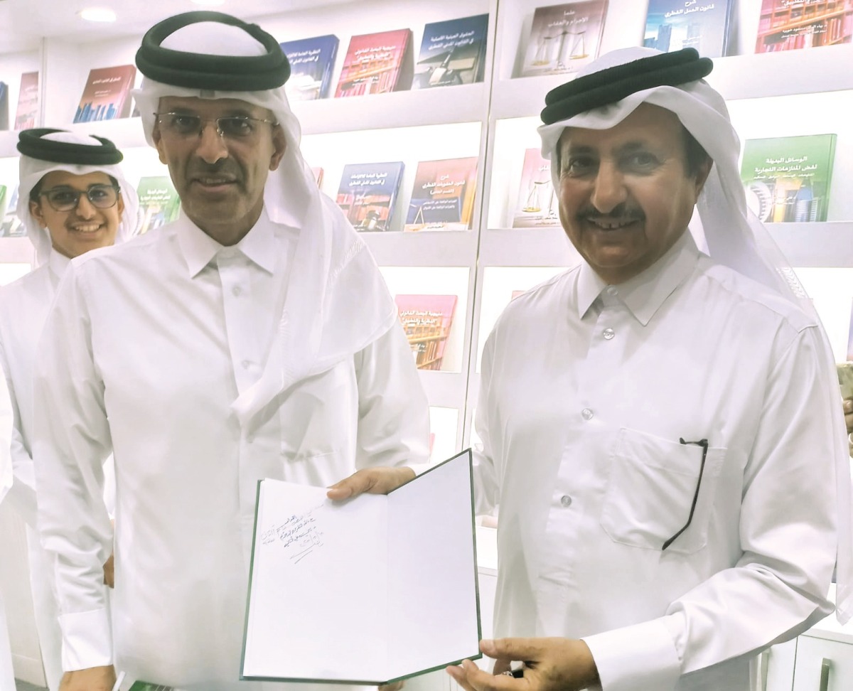  خلال تدشين الكتاب بحضور رئيس الغرفة 