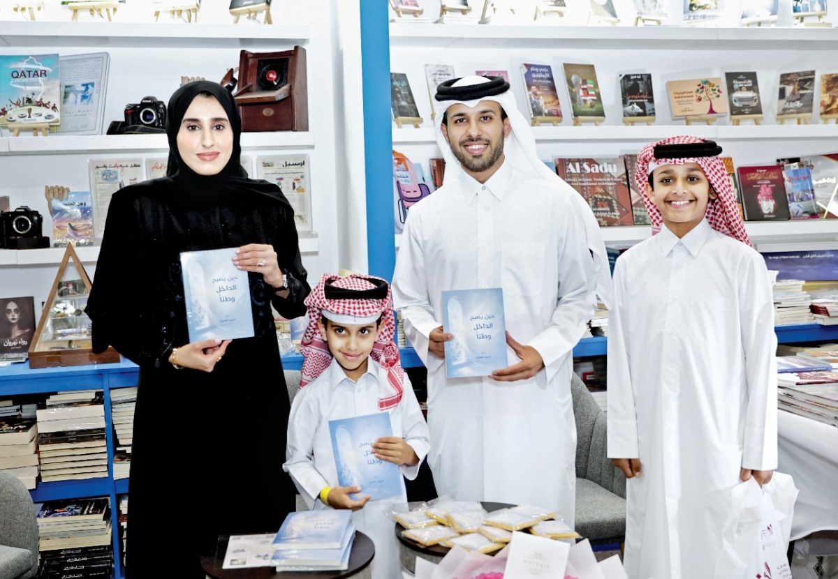 د.خليفة  اليافعي الرئيس التنفيذي لأكاديمية قطر للمال والأعمال مع مريم العطية بعد تدشين كتابها 
