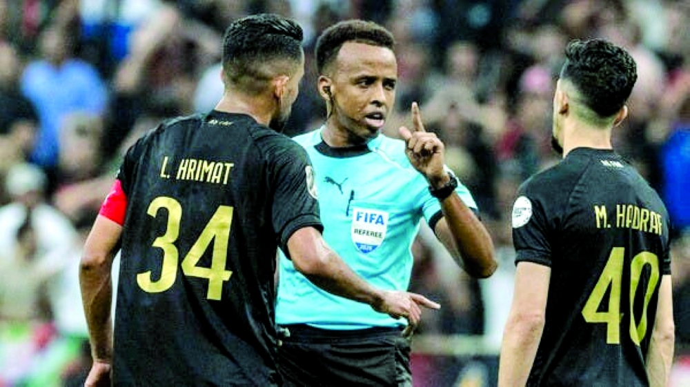 الحكم الصومالي عرتن يدير السوبر الأوروبي