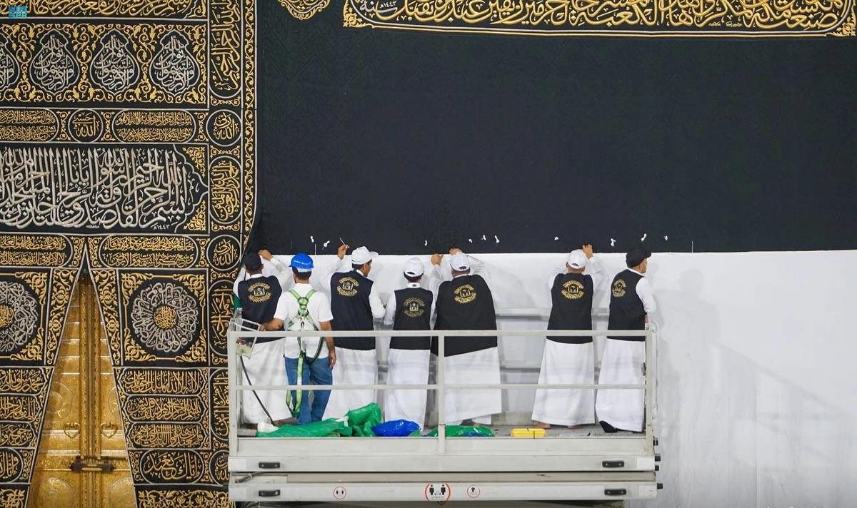 كم كيلوغراماً من الحرير والذهب والفضة يدخل في صناعة كسوة الكعبة؟