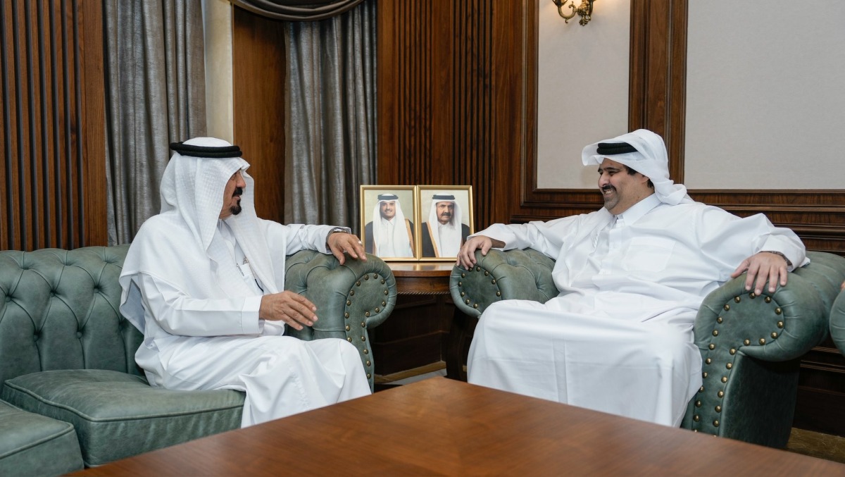 الرئيس التنفيذي للمؤسسة القطرية للإعلام يجتمع مع المدير العام لجهاز إذاعة وتلفزيون الخليج