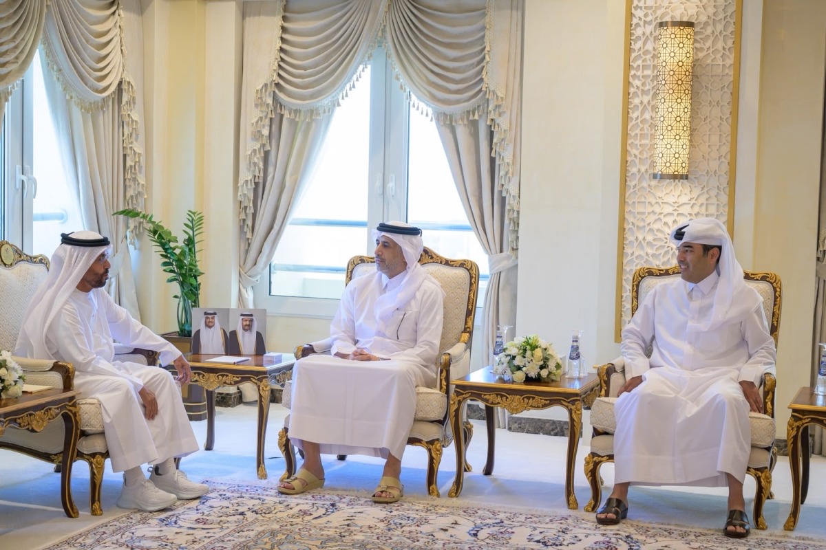 وزير الدولة للشؤون الداخلية يلتقي وكيل وزارة الداخلية الإماراتية