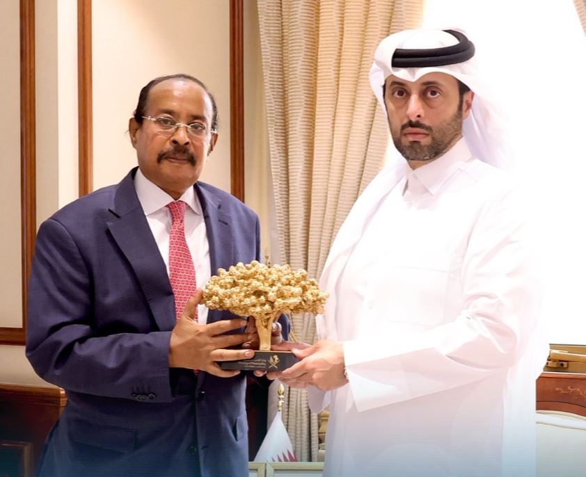 وزير البلدية يجتمع مع السفير الإريتري