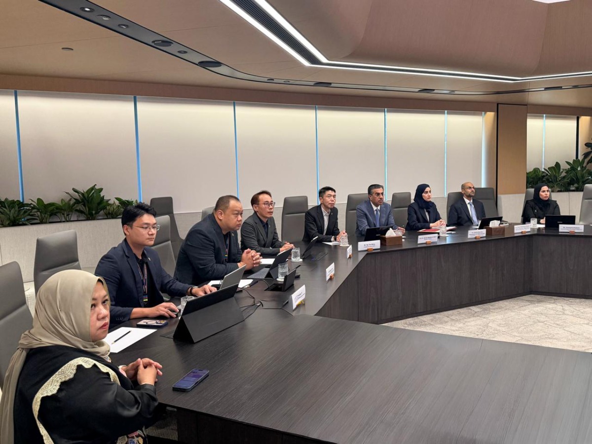 وزير العمل يعقد سلسة اجتماعات مع كبار مسؤولي وزارة القوى العاملة السنغافورية