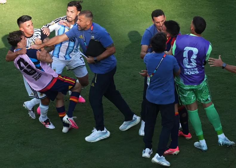 بالفيديو| منتخب الأرجنتين حاول إفساد فرحة إسبانيا بكأس العالم.. هكذا اندلعت الاشتباكات